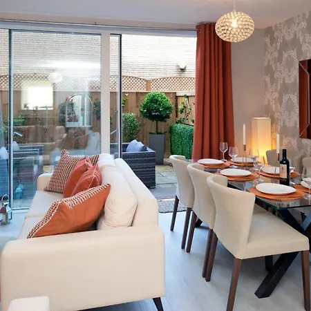 Deluxe Townhouse Next To Cabot Circus Holiday home *