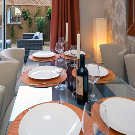 Deluxe Townhouse Next To Cabot Circus Holiday home *